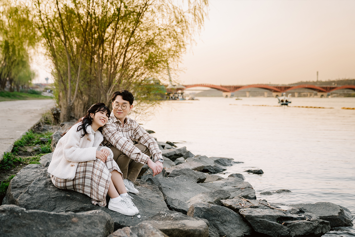Cute Korea Pre-Wedding Photoshoot Under the Cherry Blossoms Trees by Jungyeol on OneThreeOneFour 17