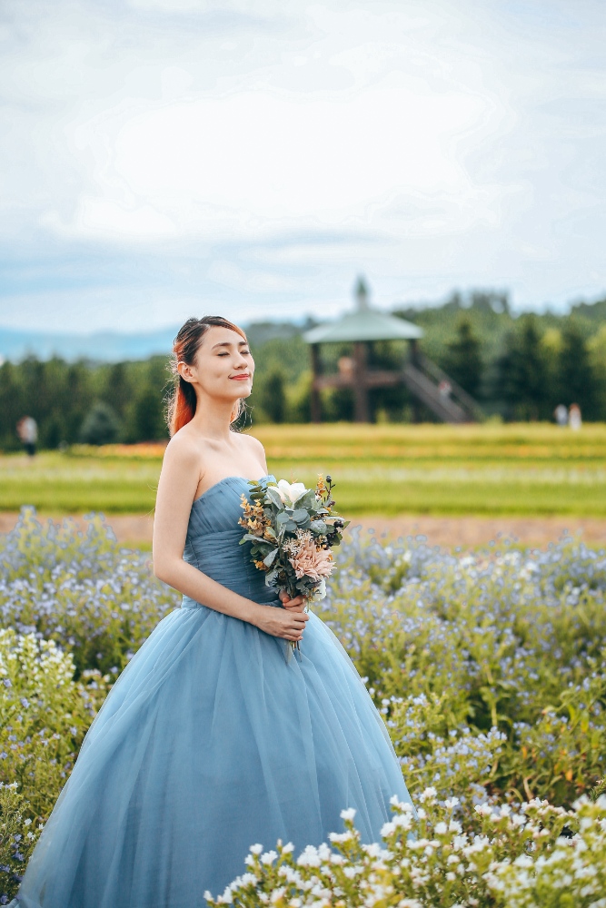 Hokkaido Pre-Wedding Photographer: Summer Photoshoot At Shikisai No Oka Alpaca Farm And Hinode Park Lavender Field by Kouta on OneThreeOneFour 14