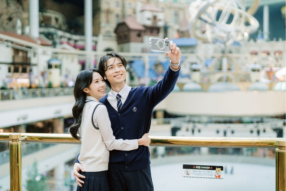 Seoul Autumn Pre-Wedding Photoshoot with Lotte World, Alpaca World, and Hongdae Streets by Jungyeol on OneThreeOneFour 13