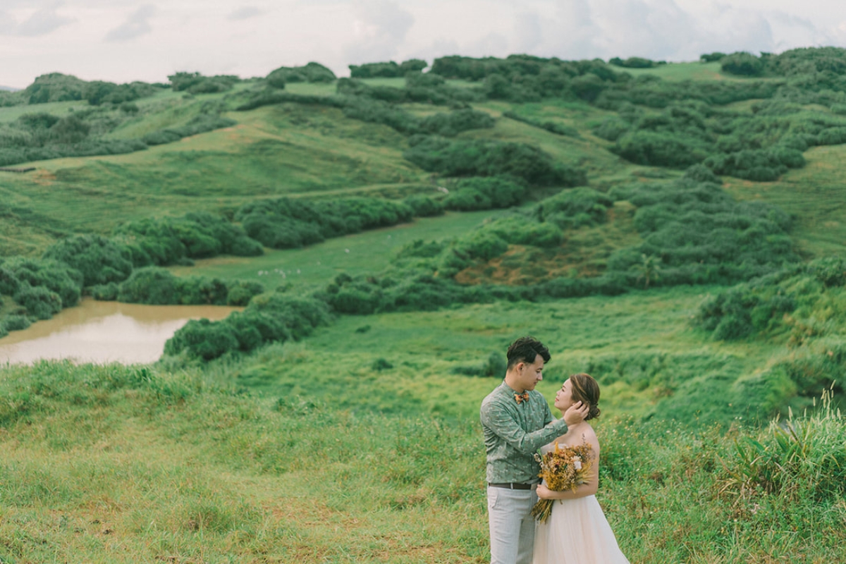 Taiwan Pre-Wedding Photoshoot Green Fields Silvergrass Sea Car Fairy Lights by  on OneThreeOneFour 0