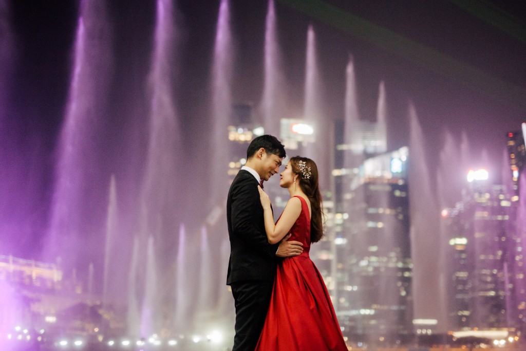 Singapore Pre-Wedding Photography - Japanese Couple Pre-Wedding Night Photoshoot at MBS by Cheng on OneThreeOneFour 26
