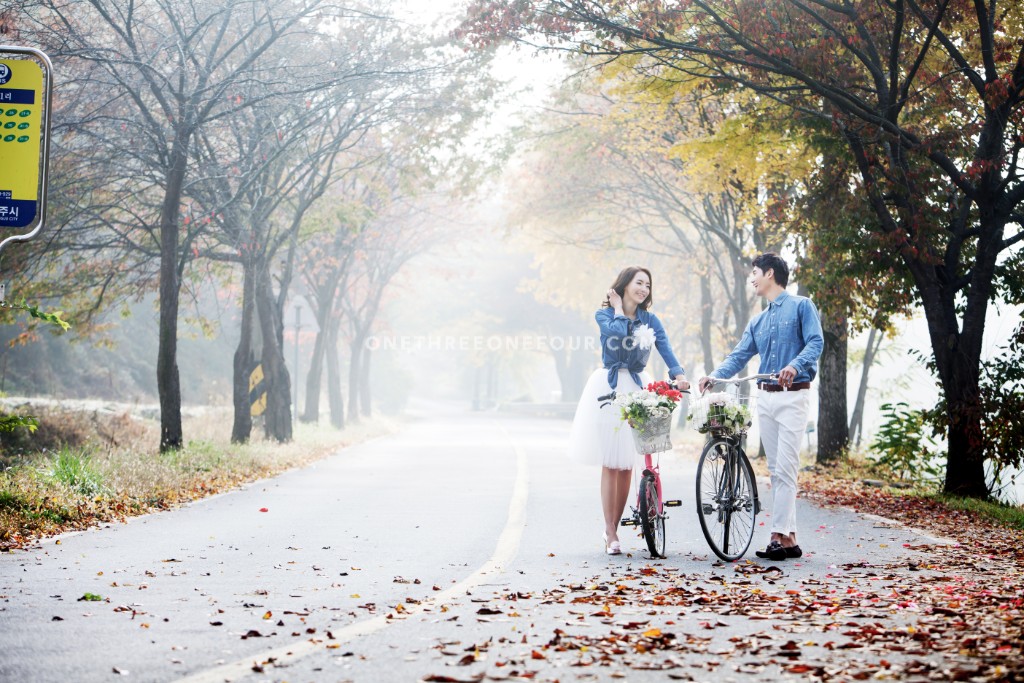 Korean Outdoor Pre-Wedding Photography in Autumn with Yellow and Red Maple Leaves by ePhoto Essay Studio on OneThreeOneFour 9