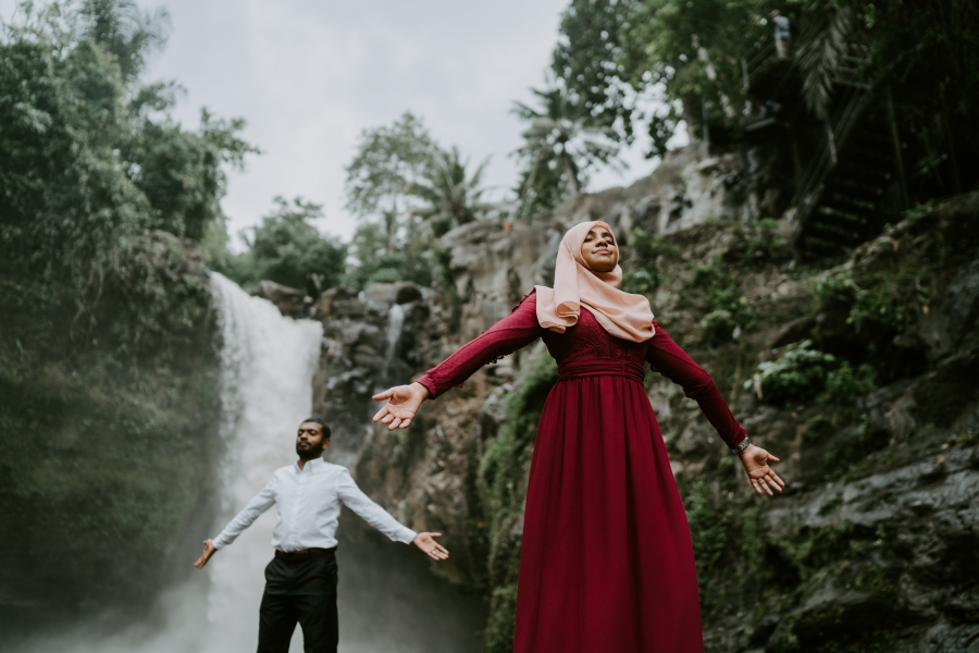 Bali Post-Wedding at Tegallalang Rice Terrace and Tegenungan Waterfall by Cahya on OneThreeOneFour 12