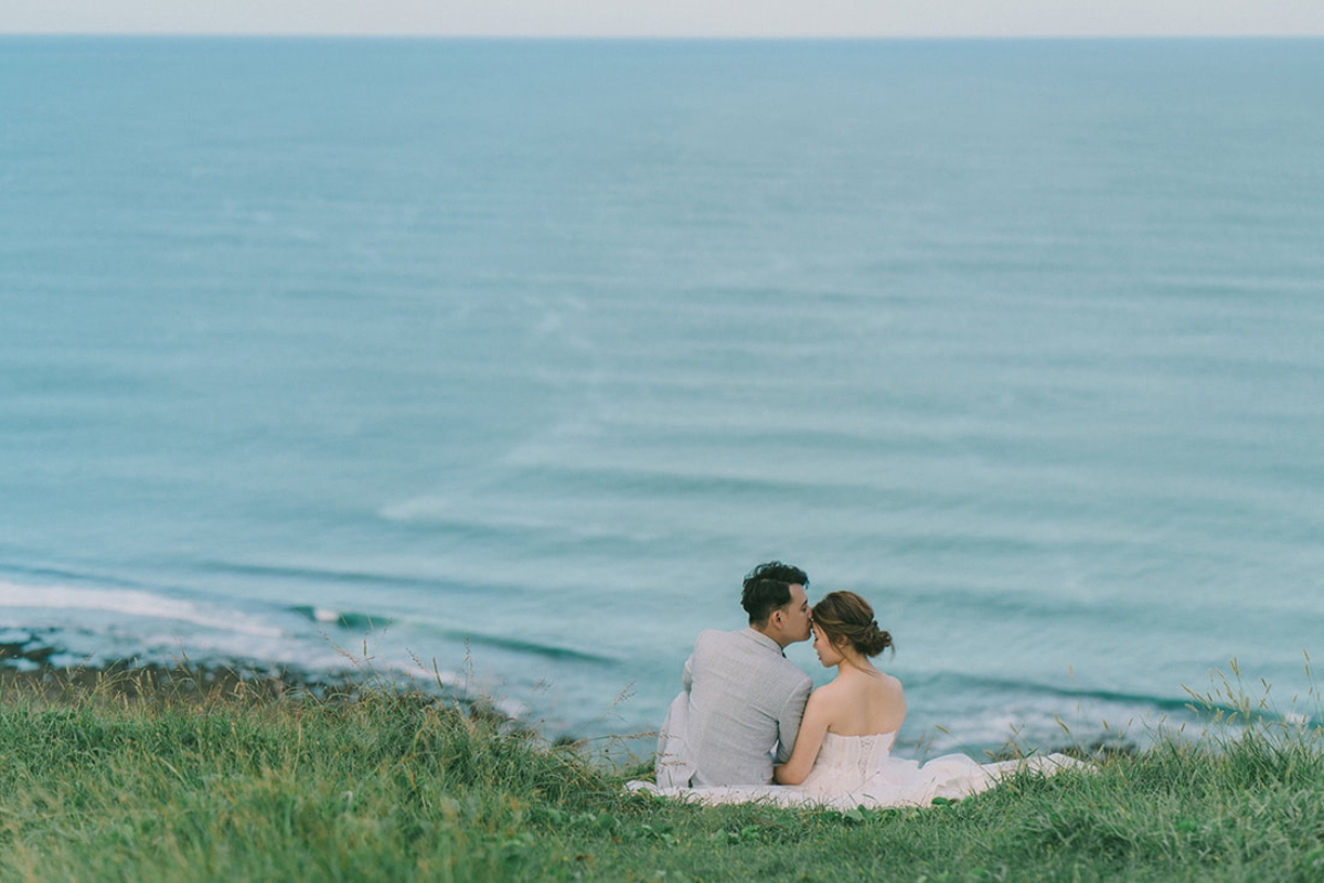 Taiwan Pre-Wedding Photoshoot Green Fields Silvergrass Sea Car Fairy Lights by  on OneThreeOneFour 15