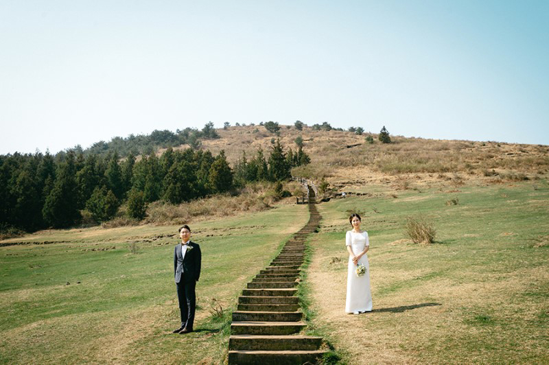 Korea Jeju Island Pre-Wedding Photoshoot During Spring by Gamsung on OneThreeOneFour 4