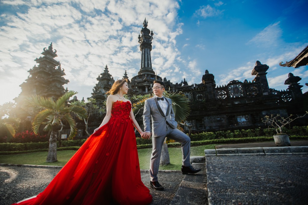 Bali Pre-wedding with Balinese Temple, Chapel and Mountain Scenes by Hendra on OneThreeOneFour 25