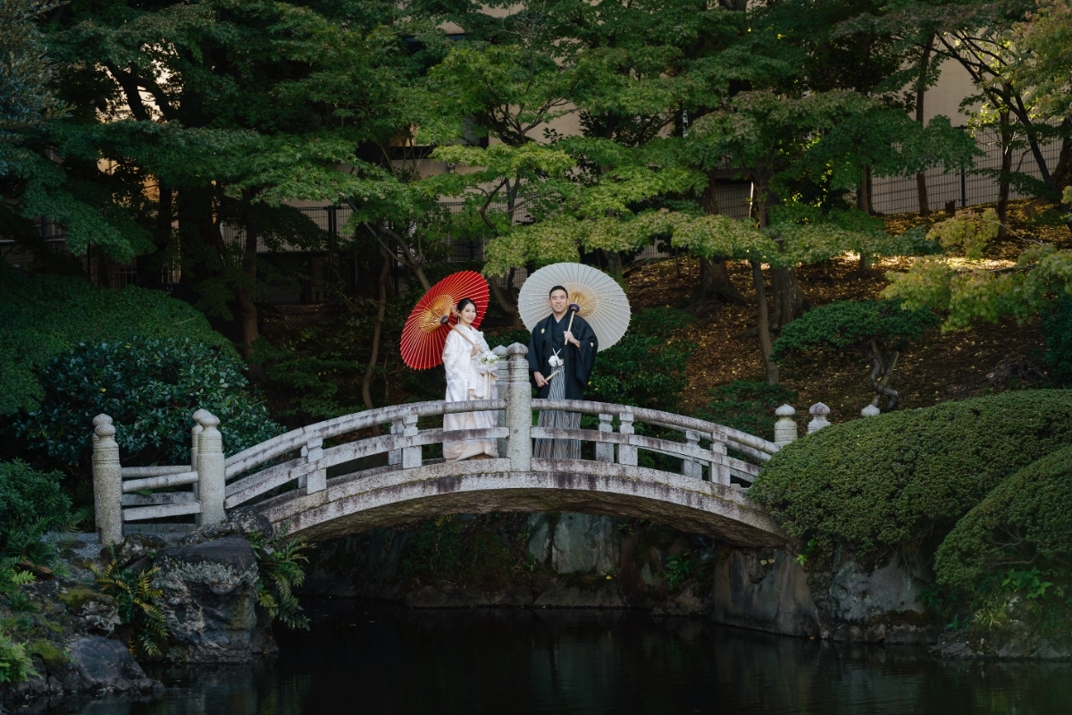 Tokyo Pre-Wedding Photoshoot with Former Yasuda Garden, Maple Corridor, and Chureito Pagoda by Dahe on OneThreeOneFour 3