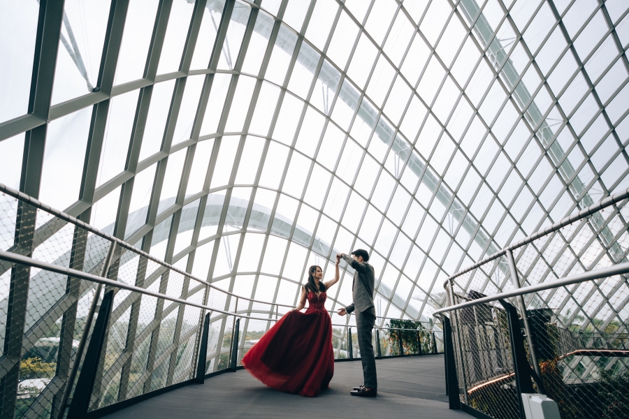 Singapore Pre-Wedding Photoshoot With Couple And Their Dogs At Bishan Park And Night Shoot At MBS by Michael on OneThreeOneFour 15