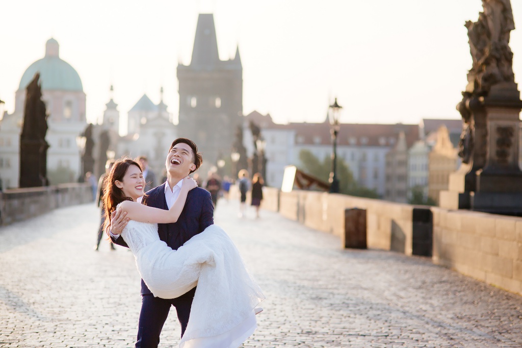 Pre-Wedding Photo in Prague At St. Vitus Cathedral And Mala Strana  by Jenny on OneThreeOneFour 1