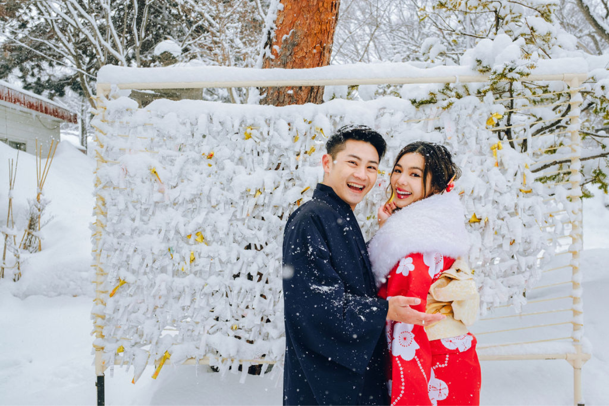 北海道街頭風格和服婚前拍攝在冬季於商店街和弥彦神社进行 by Kuma on OneThreeOneFour 19