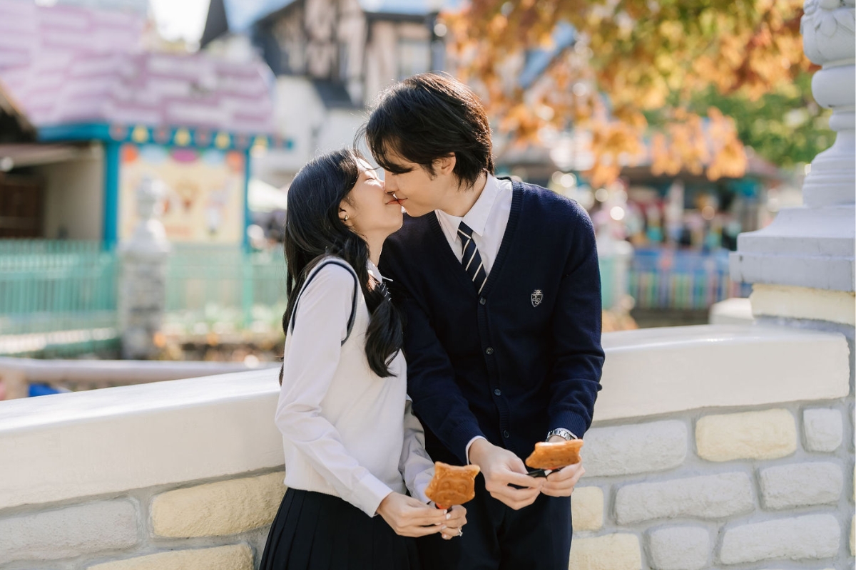 Seoul Autumn Pre-Wedding Photoshoot with Lotte World, Alpaca World, and Hongdae Streets by Jungyeol on OneThreeOneFour 9