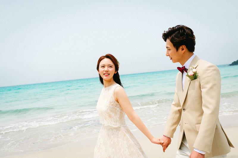 Korea Outdoor Pre-Wedding Photoshoot At Jeju Island with Buckwheat Flowers  by Gamsung   on OneThreeOneFour 1