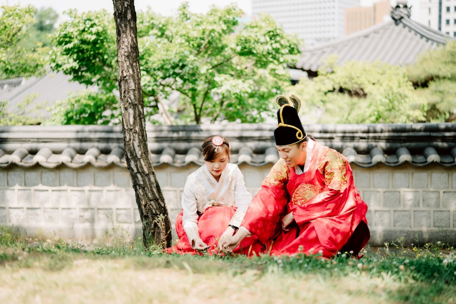 J&E: Traditional handbok photoshoot in Seoul, at Namsangol Hanok Village by Jungyeol on OneThreeOneFour 25