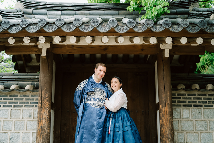 korea hanbok wedding photoshoot Namsangol Hanok Village