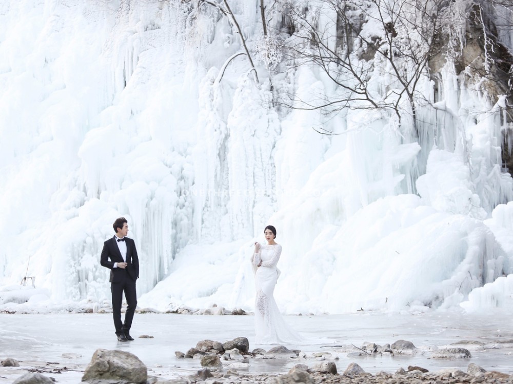 Korean Outdoor Winter Snow Scene Pre-Wedding Photography by ePhoto Essay Studio on OneThreeOneFour 1