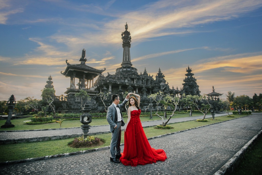 Bali Pre-wedding with Balinese Temple, Chapel and Mountain Scenes by Hendra on OneThreeOneFour 29