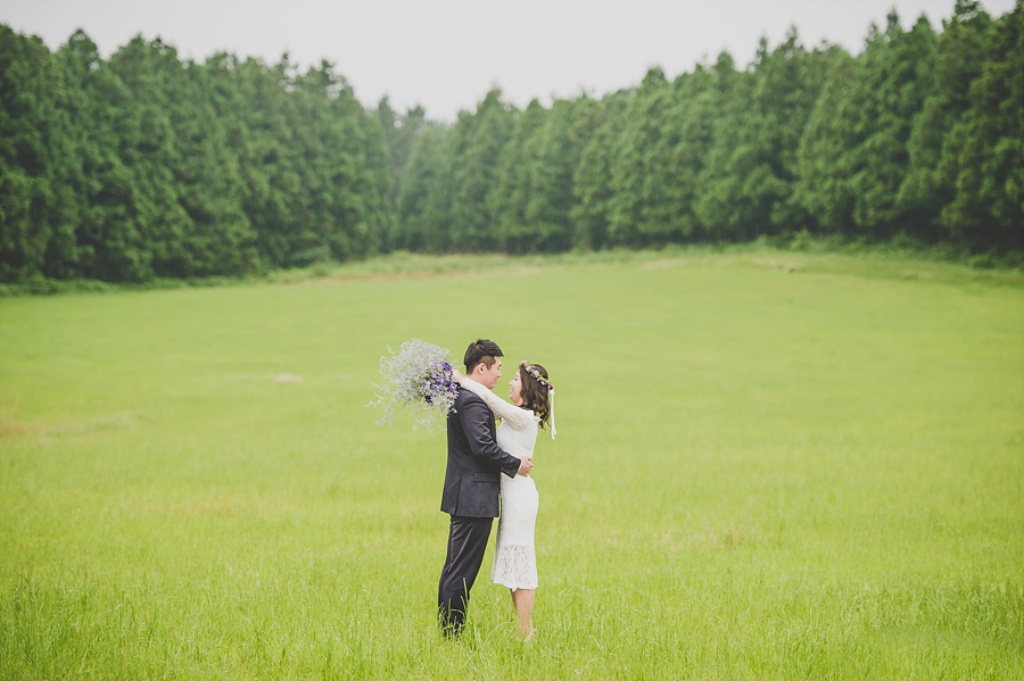 Korea Outdoor Pre-Wedding Photoshoot At Sunflower Field During Summer  by Ray  on OneThreeOneFour 10