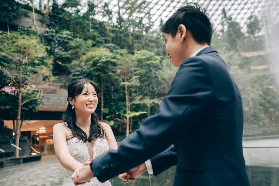 E&S: Modern pre-wedding at architectural wonder Changi Airport Jewel by Cheng on OneThreeOneFour 9