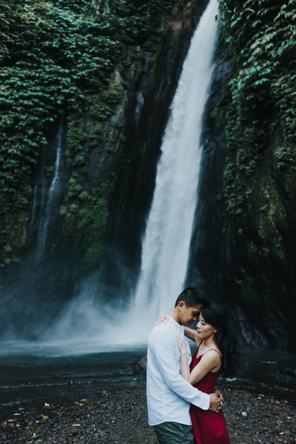 Bali Pre-Wedding Photoshoot At Lake Tamblingan, Munduk Waterfall and Tegal Wangi Beach by Hery  on OneThreeOneFour 7
