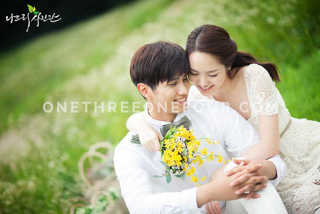 Korean Studio Pre-Wedding Photography: Green Fields by Nadri Studio on OneThreeOneFour 9