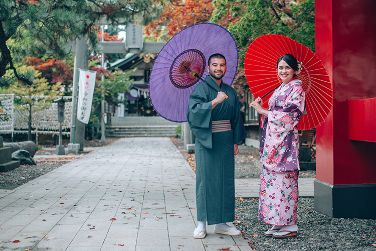 hokkaido kimono wedding photoshoot  Yahiko Shrine autumn