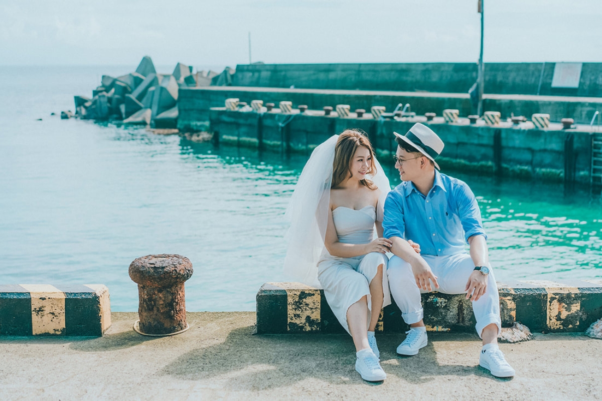 Taiwan Pre-Wedding Photoshoot Pier Blue Skies Animal Farm Flamingos Capybaras Llamas Autumn Leaves by  on OneThreeOneFour 9