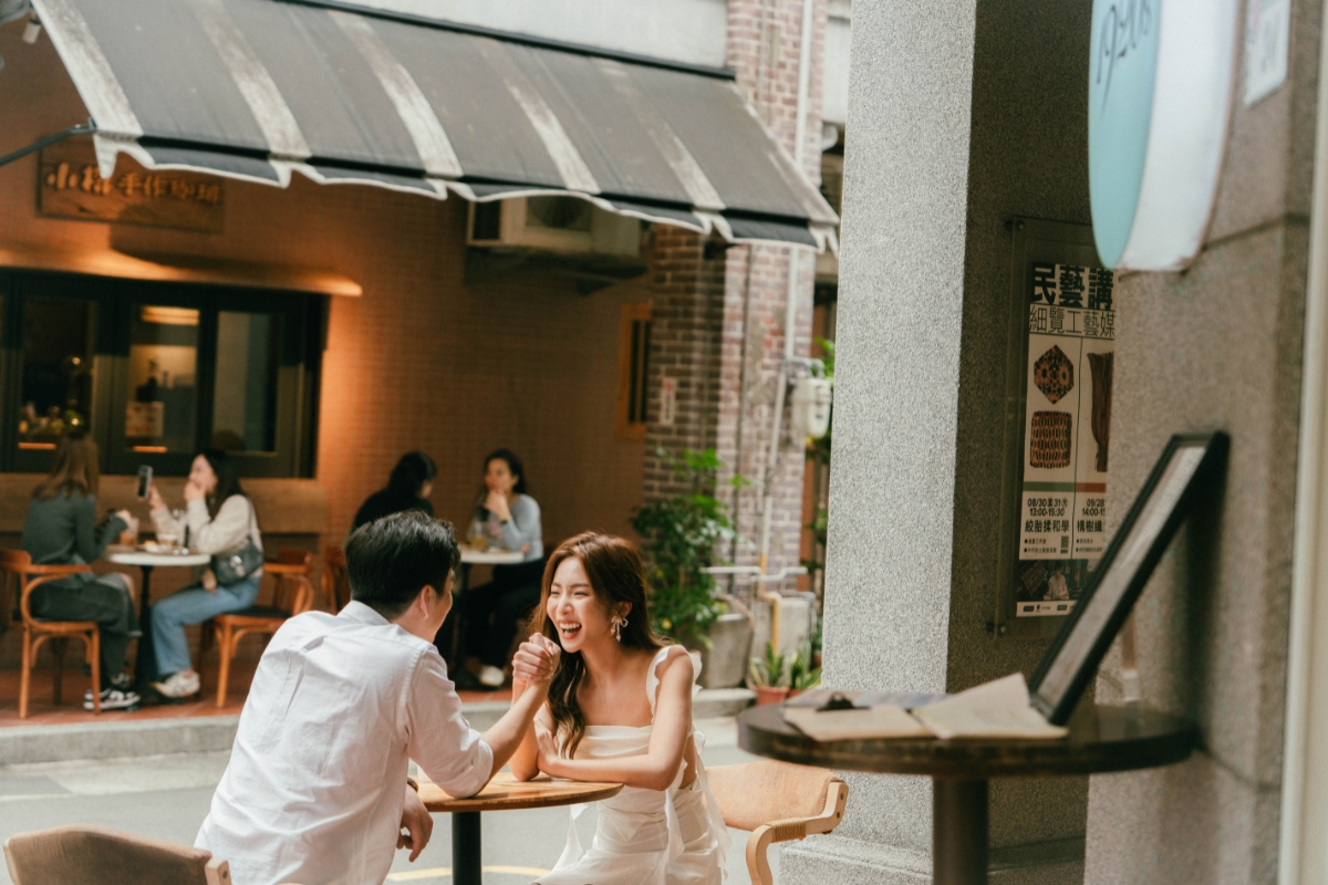 Taiwan Pre-Wedding Photoshoot Dadaocheng Golden Waterfall Jiufen Night Shoot Indoor Studio by OneThreeOneFour on OneThreeOneFour 22