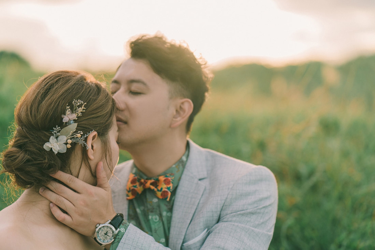 Taiwan Pre-Wedding Photoshoot Green Fields Silvergrass Sea Car Fairy Lights by  on OneThreeOneFour 19