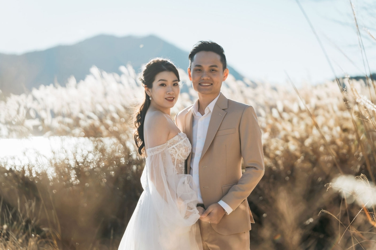 Tokyo Pre-Wedding Photoshoot with Chureito Pagoda, Lake Kawaguchiko, and Lawson Mt. Fuji by Dahe on OneThreeOneFour 14