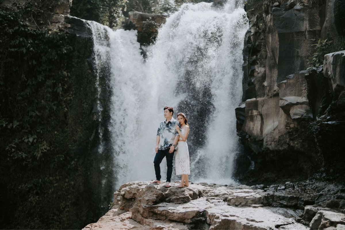 巴厘岛巴都尔火山熔岩地、布兰辛加瀑布、双峭谷和梅拉斯蒂海滩的婚前摄影拍摄  by Cahya on OneThreeOneFour 15