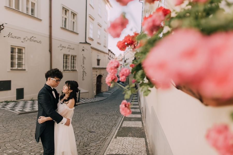 Czech Republic Prague Prewedding photoshoot at Old Town Square by Nika on OneThreeOneFour 6