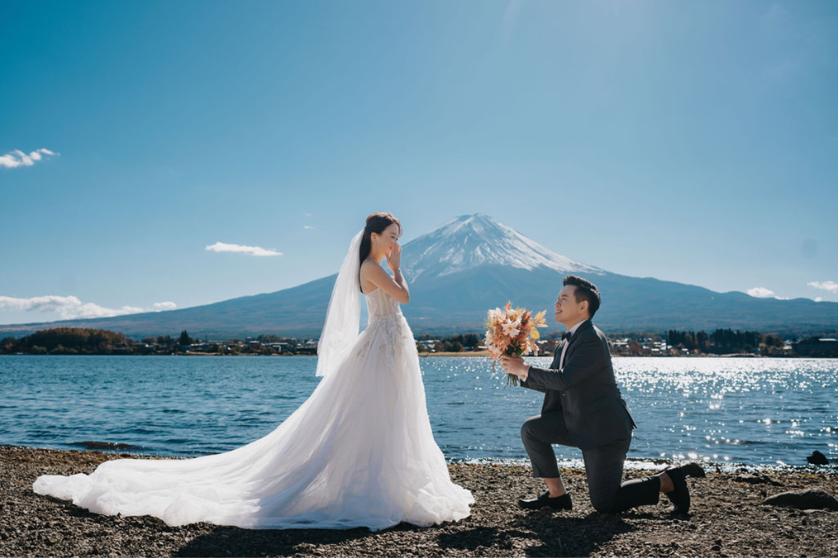 Singaporean Couple's Autumn Season Prewedding Photoshoot At Chureito Pagoda, Lake Kawaguchiko And Shibuya Crossing by Cui Cui on OneThreeOneFour 9