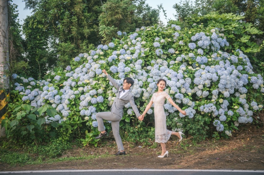 Korea Outdoor Pre-Wedding Photoshoot At Jeju Island with Buckwheat Flower and Hydrangea by Geunjoo on OneThreeOneFour 8