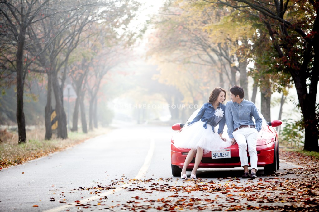 Korean Outdoor Pre-Wedding Photography in Autumn with Yellow and Red Maple Leaves by ePhoto Essay Studio on OneThreeOneFour 8