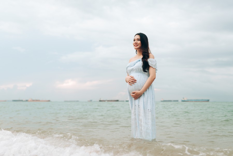 Singaporean influencer Faustina's maternity shoot at East Coast Park by Toh on OneThreeOneFour 6