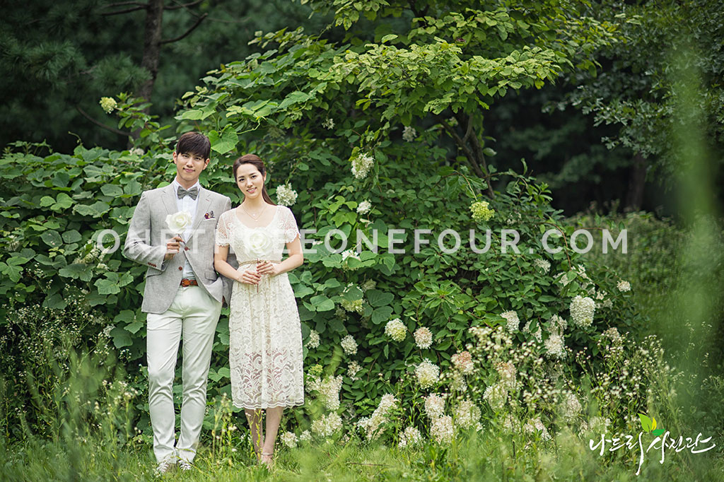 Korean Studio Pre-Wedding Photography: Green Fields by Nadri Studio on OneThreeOneFour 3