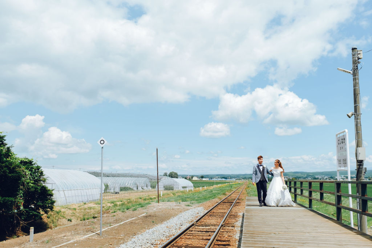 北海道婚前拍攝在夏季花季期間進行，包括動漫鐵軌、日出公園和四季彩之丘 by Kuma on OneThreeOneFour 31