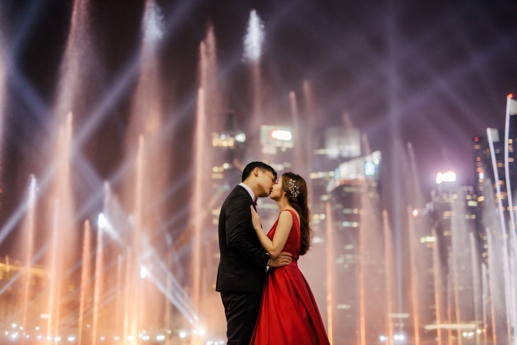 Singapore Pre-Wedding Photography - Japanese Couple Pre-Wedding Night Photoshoot at MBS by Cheng on OneThreeOneFour 27
