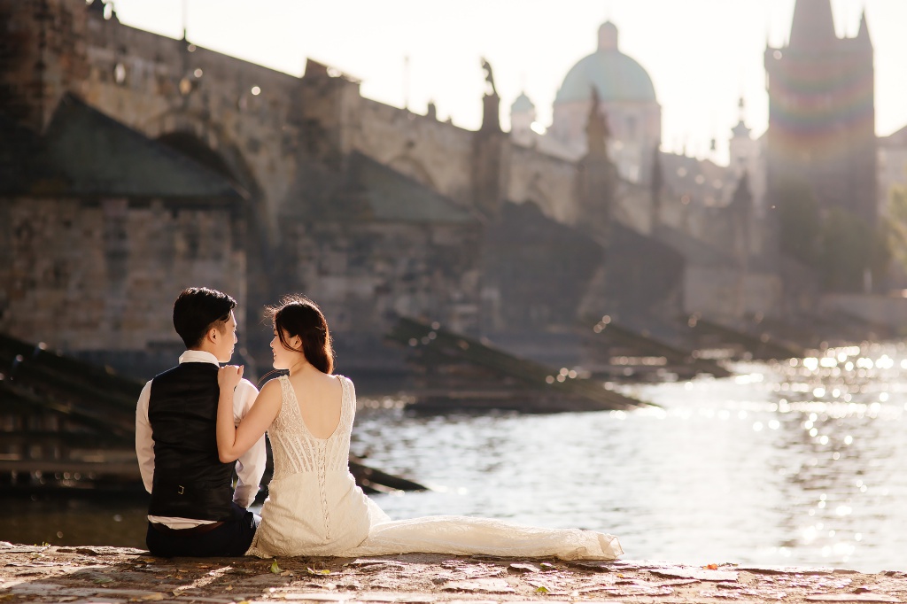 Pre-Wedding Photo in Prague At St. Vitus Cathedral And Mala Strana  by Jenny on OneThreeOneFour 20