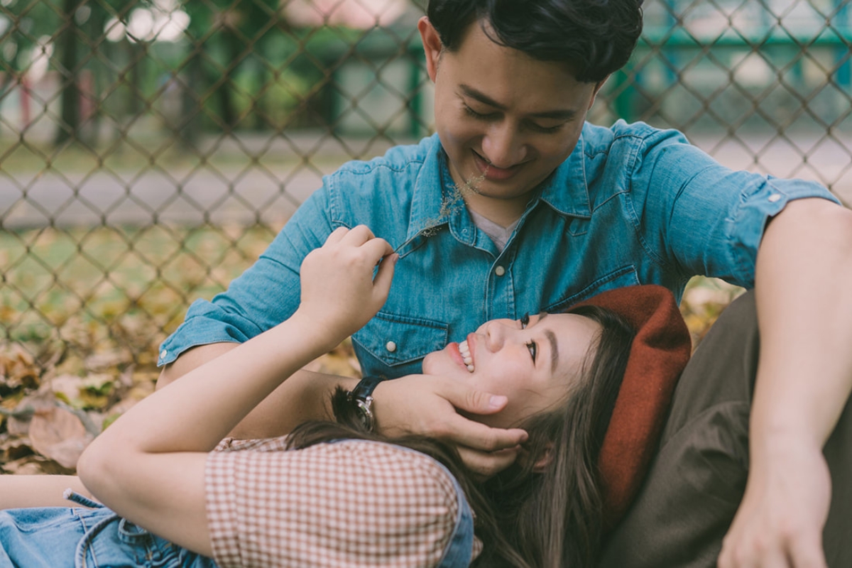 Taiwan Pre-Wedding Photoshoot Pier Blue Skies Animal Farm Flamingos Capybaras Llamas Autumn Leaves by  on OneThreeOneFour 29