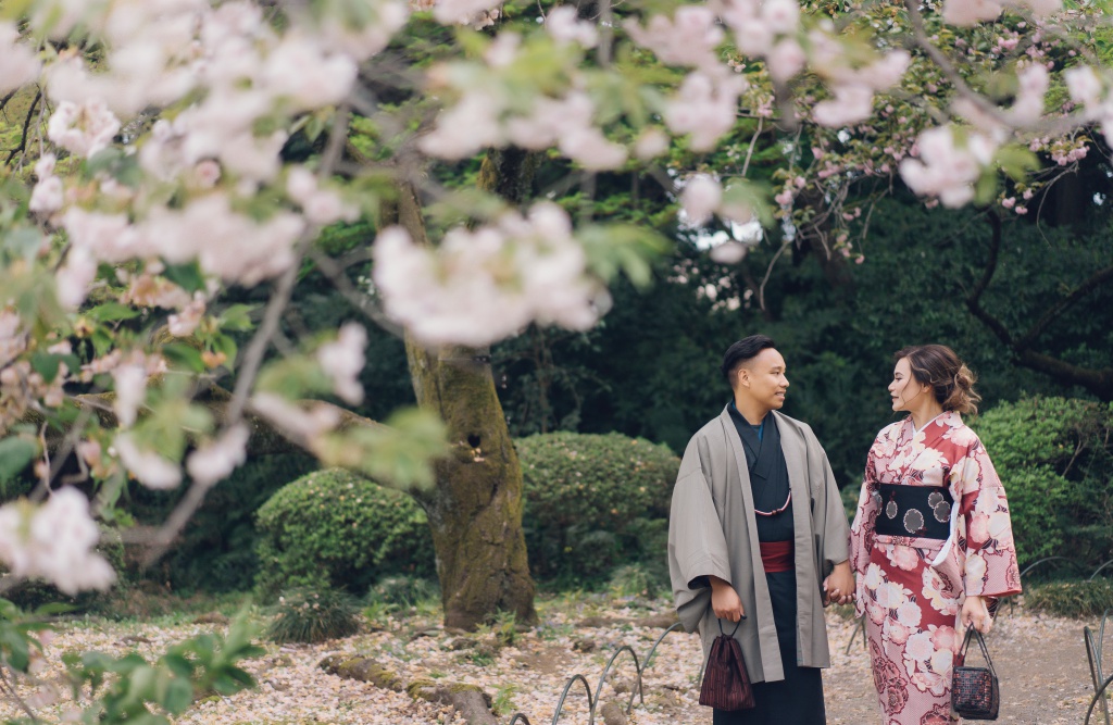 Japan Tokyo Cherry Blossom Pre-Wedding Photoshoot At Park And Shibuya Crossing  by Lenham  on OneThreeOneFour 5