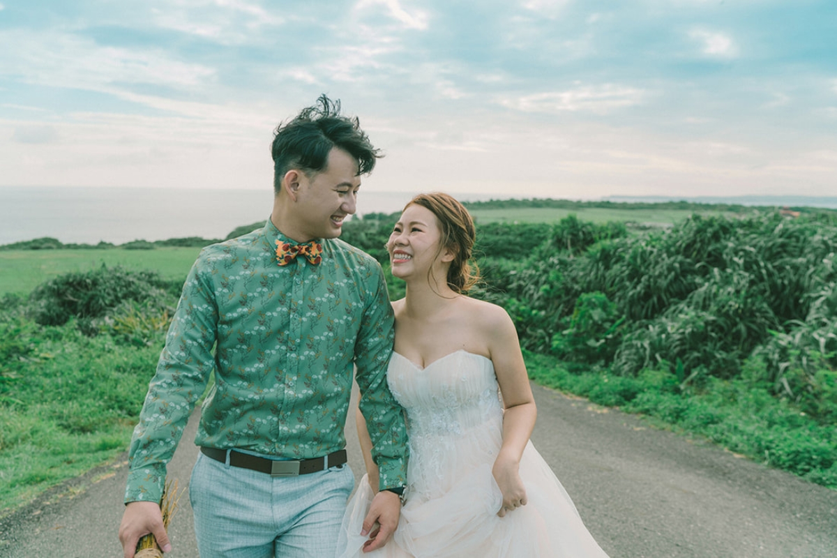 Taiwan Pre-Wedding Photoshoot Green Fields Silvergrass Sea Car Fairy Lights by  on OneThreeOneFour 5