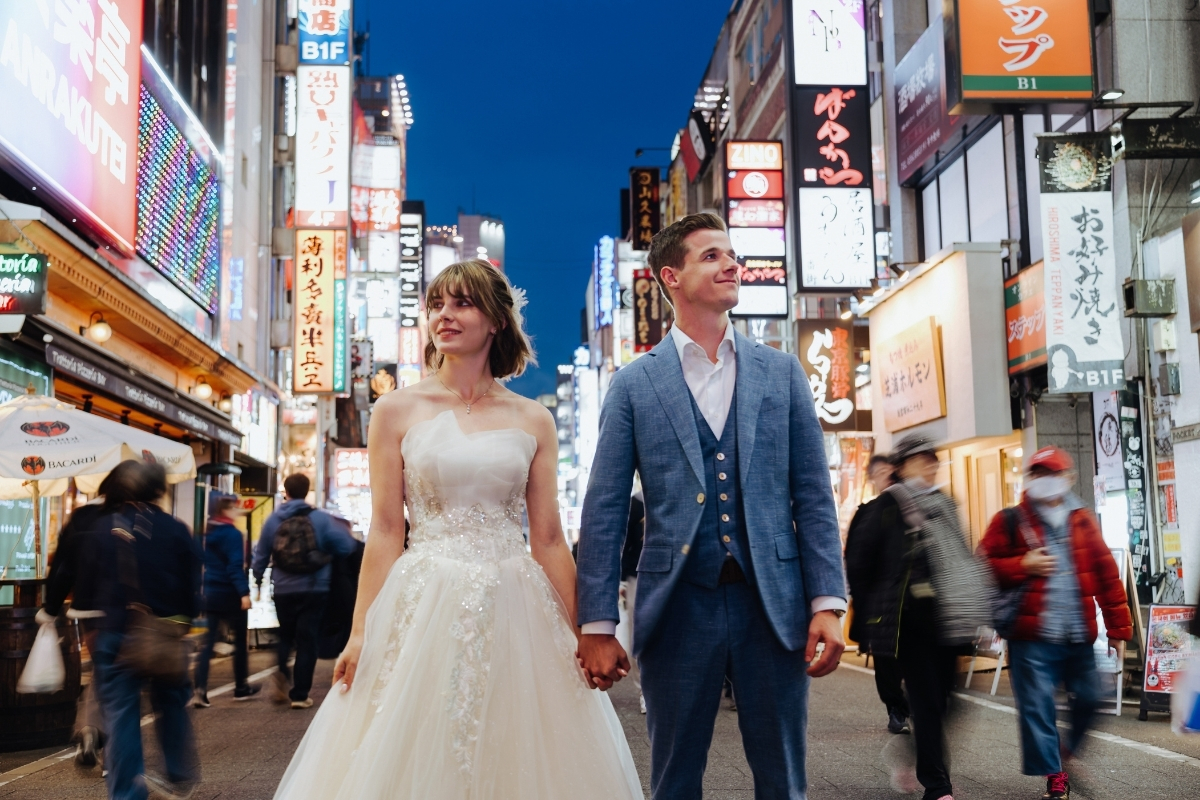 Tokyo Pre-Wedding Photoshoot with Shioiri Park, Lake Kawaguchiko, and Shinjuku by Dahe on OneThreeOneFour 17