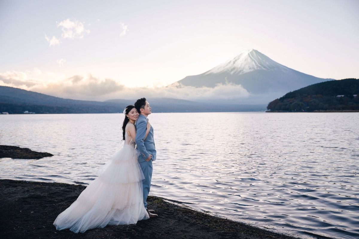 Tokyo Pre-Wedding Photoshoot with Chureito Pagoda, Lake Kawaguchiko, and Lake Yamanaka by Dahe on OneThreeOneFour 26