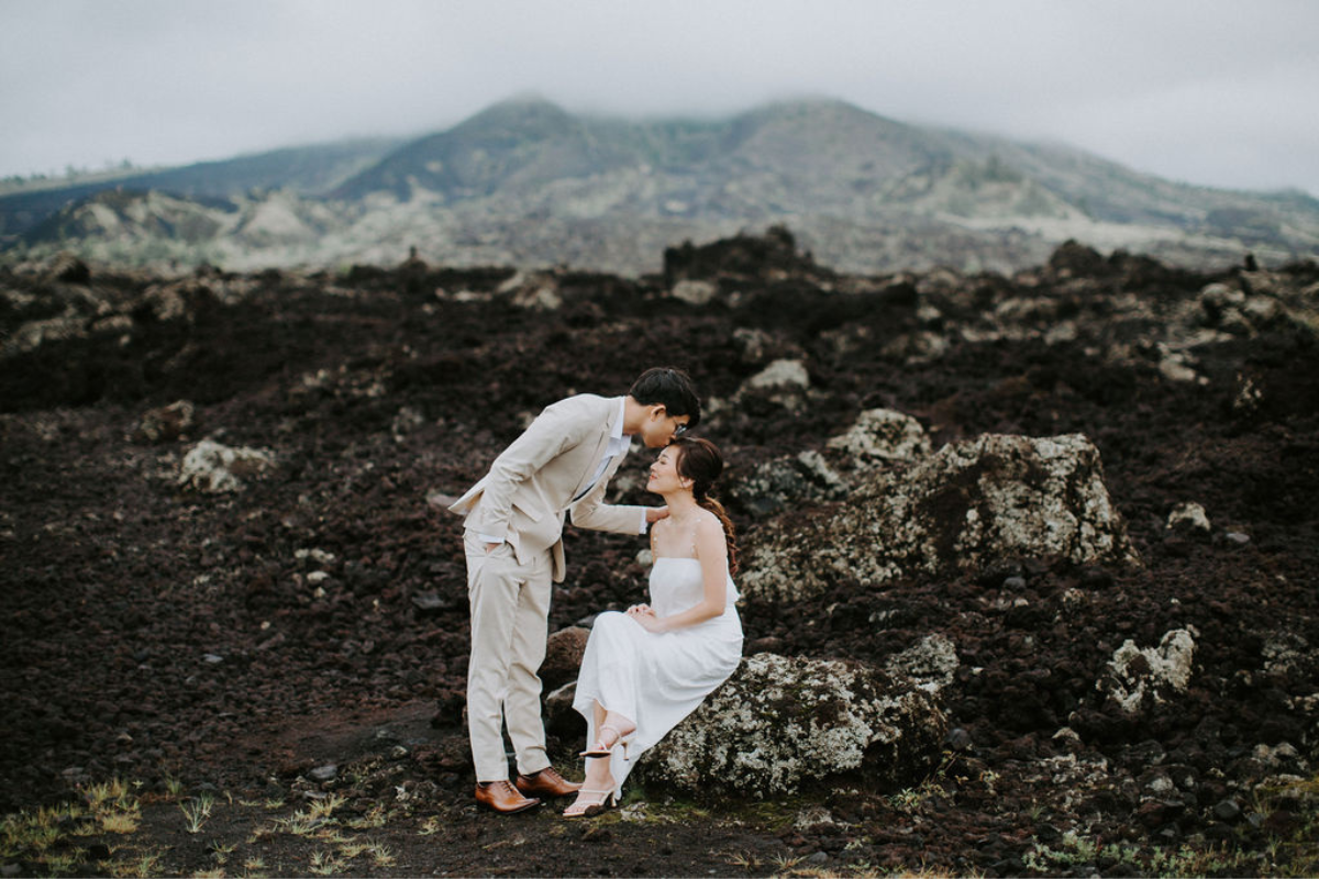 巴厘島婚纱拍攝：巴都爾火山熔岩地、季節性的萬壽菊花田以及巴朗岩壁和海灘 by Cahya on OneThreeOneFour 2