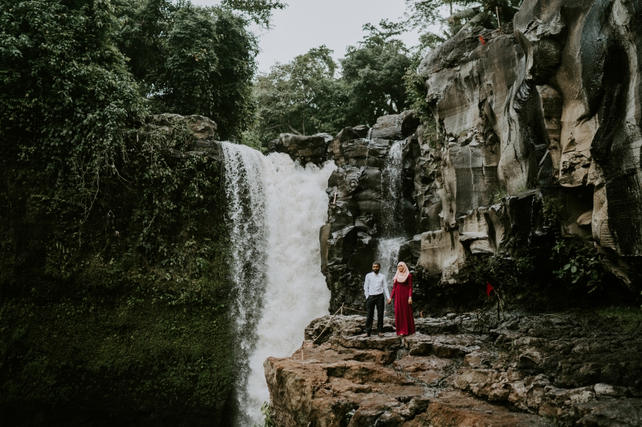 Bali Post-Wedding at Tegallalang Rice Terrace and Tegenungan Waterfall by Cahya on OneThreeOneFour 9