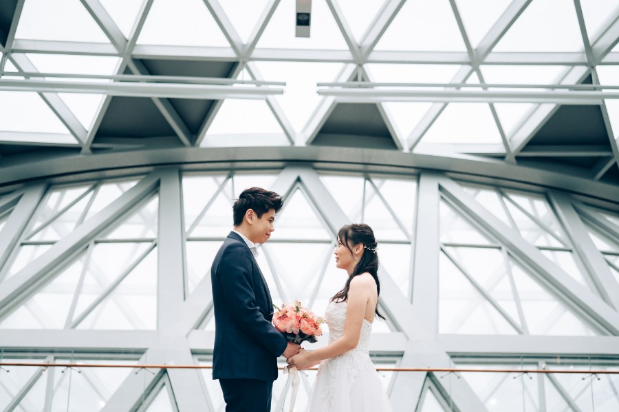 E&S: Modern pre-wedding at architectural wonder Changi Airport Jewel by Cheng on OneThreeOneFour 21