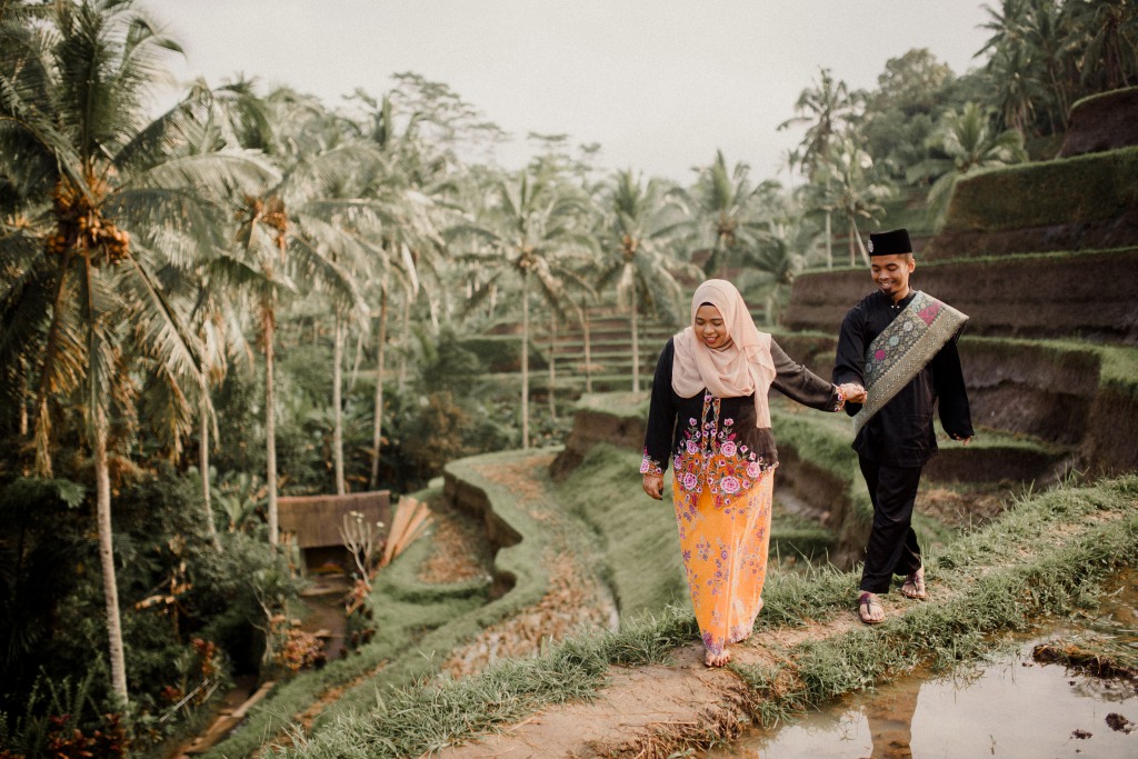 Bali Honeymoon Photography: Post-Wedding Photoshoot For Malay Couple At Tegallalang Rice Paddies  by Dex on OneThreeOneFour 23
