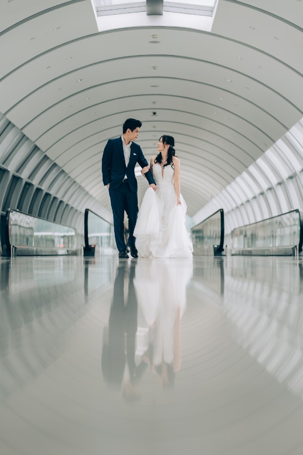 E&S: Modern pre-wedding at architectural wonder Changi Airport Jewel by Cheng on OneThreeOneFour 1