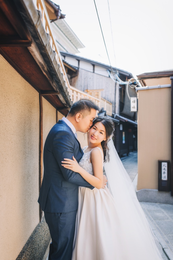 Japan Kyoto Pre-Wedding Photoshoot At Gion District  by Shu Hao  on OneThreeOneFour 6
